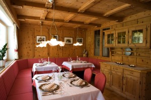 Hotel Des Alpes: l'area pranzo in stile alpino.