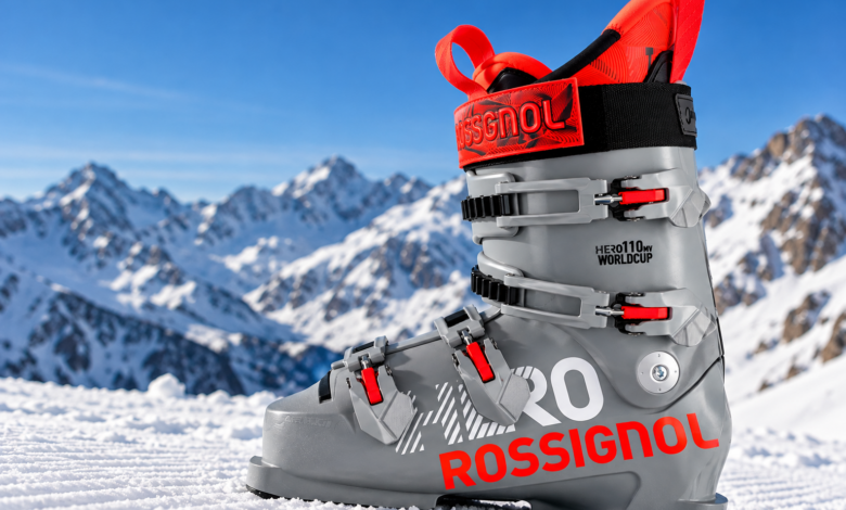 Scarpone Rossignol Hero World Cup 110 MV 2026/27 grigio con dettagli rossi, quattro leve e tecnologia Dual Core.