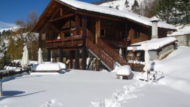 Panorama invernale sulle montagne del Piemonte con piste da sci e impianti