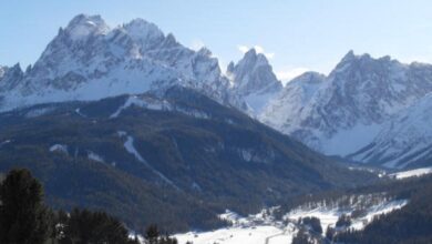 Sciatori sulle piste di Sesto Pusteria tra Monte Elmo e Croda Rossa nelle 3 Cime Dolomiti